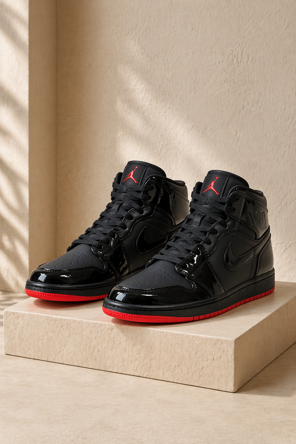 Tenis Urbanos en Negro y Rojo