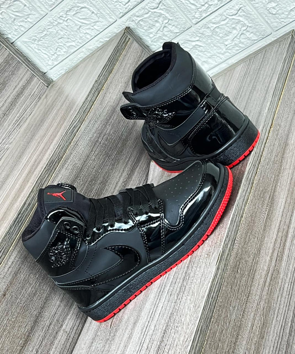 Tenis Urbanos en Negro y Rojo