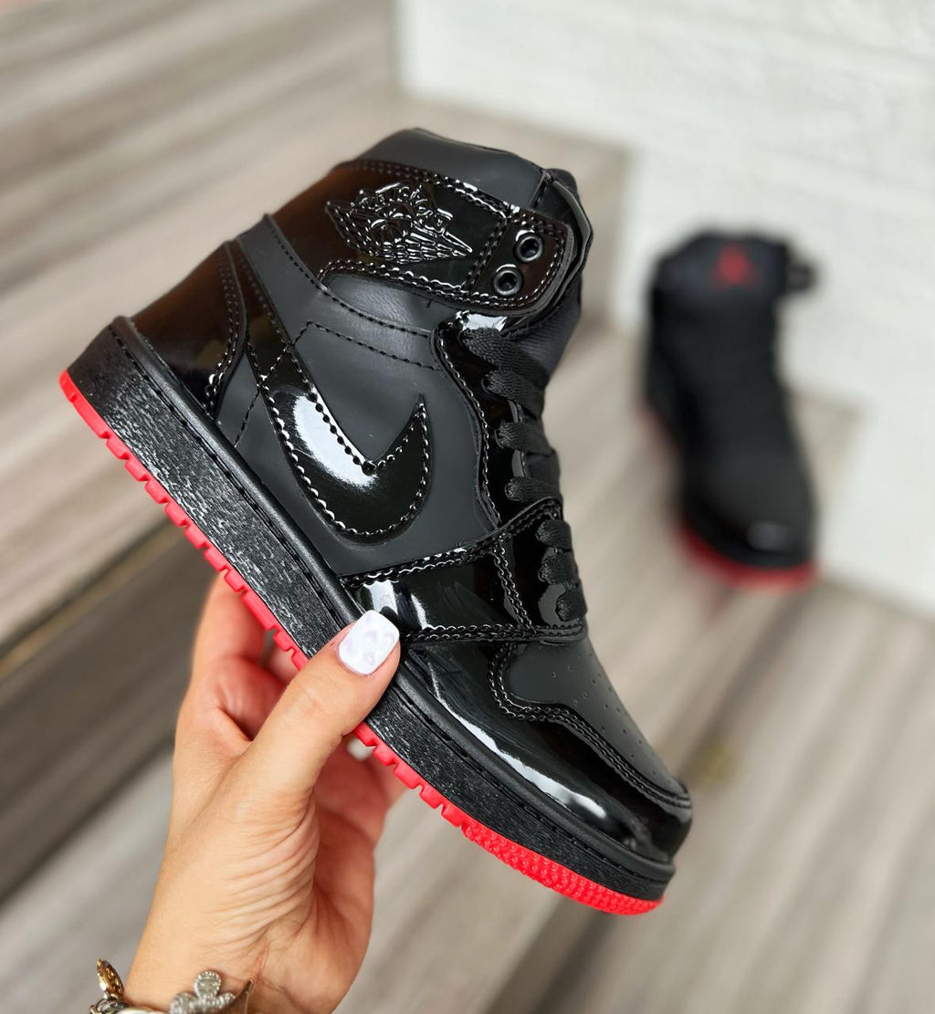 Tenis Urbanos en Negro y Rojo
